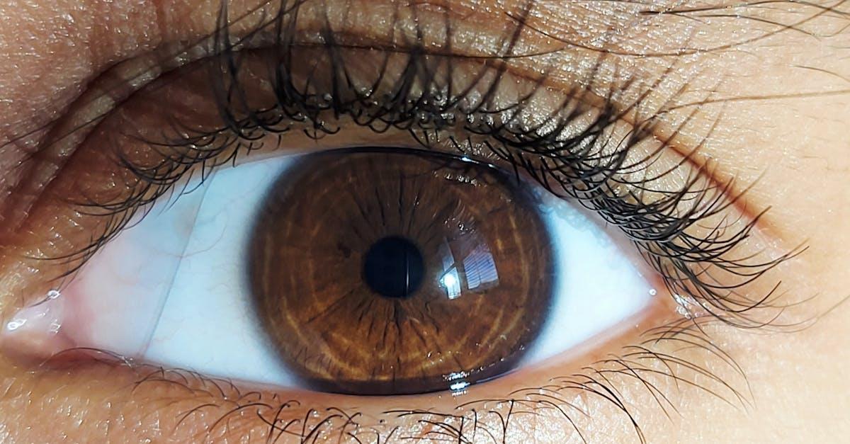 Chronicznie suche oczy? 10 naturalnych sposobów na ulgę, nawilżenie i ochronę wzroku