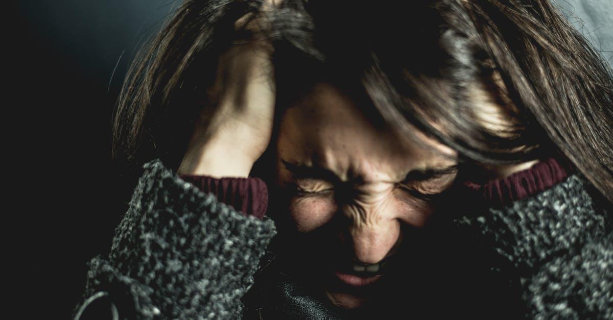 Zdejmij maski: jak rozpoznawać manipulację emocjonalną w Twoim otoczeniu