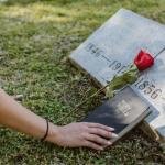 Kiedy ból nie mija: wspierający przewodnik po złożonej żałobie