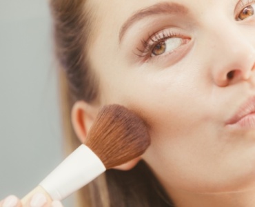 Bronzer do twarzy – jak go dobrać i prawidłowo nakładać?