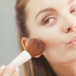 Bronzer do twarzy – jak go dobrać i prawidłowo nakładać?
