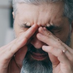 Niepokojący ból mostka? Jak zachować spokój i działać krok po kroku